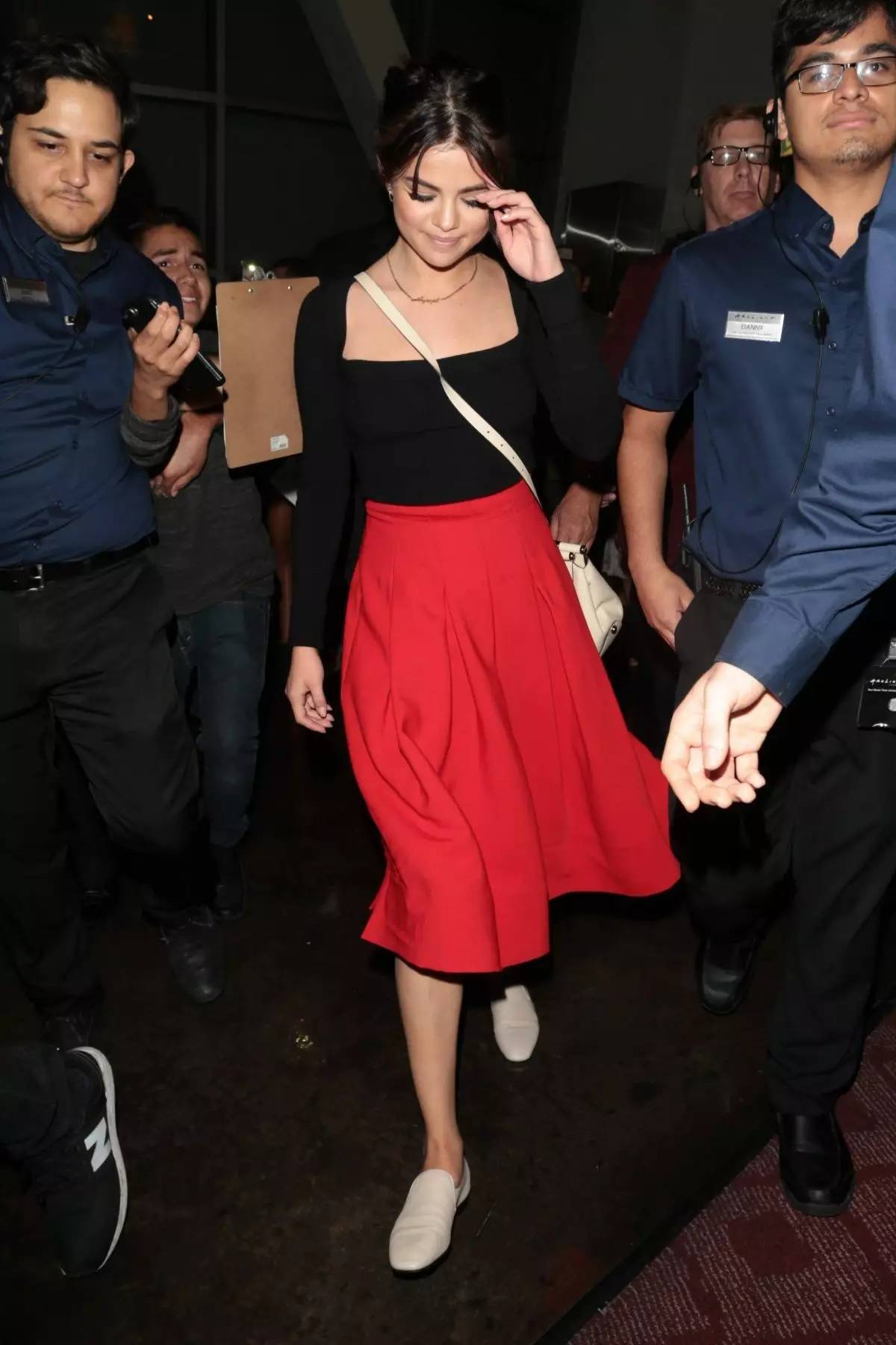脸脸Selena Gomez黑衣红裙现身出席电影问答会