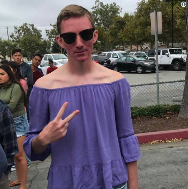 美国加州某高中禁止女生穿露肩装,然而男生们