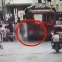 广州一女童冲出马路被货车碾压身亡！母亲以身相救受伤
