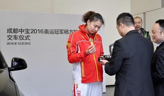 中国女排夺冠一周年，集体选择宝马X5！惠若琪要了7系