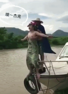 搞笑gif图:当熊孩子哭闹时,看孩子的你是不是也这样?