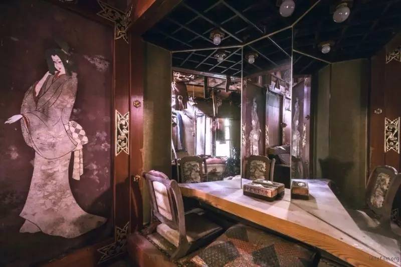 摄影师潜入废弃的日本情爱酒店，拍下它们最后的样子