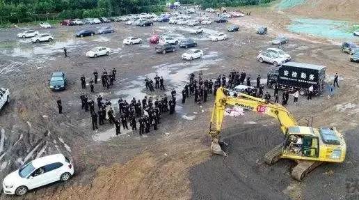 暴雨后400辆轿车被困，看挖掘机如何救场！
