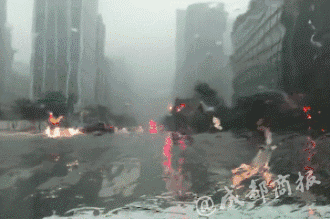 窗外是这样的…… 成都东站二楼候车大厅顶棚漏雨,部分神客打伞躲雨