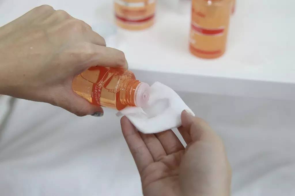 福利团 | 每分钟卖出3瓶的毛孔收缩水,擦上黑头就溶解_凤凰资讯