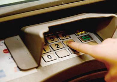 男子ATM机捡到银行卡 随手按了一串数字后惊呆了