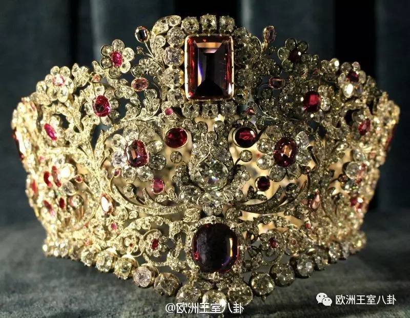 巴伐利亚的红宝石尖晶石王冠,有多重不可考,反正戴起来像唐僧