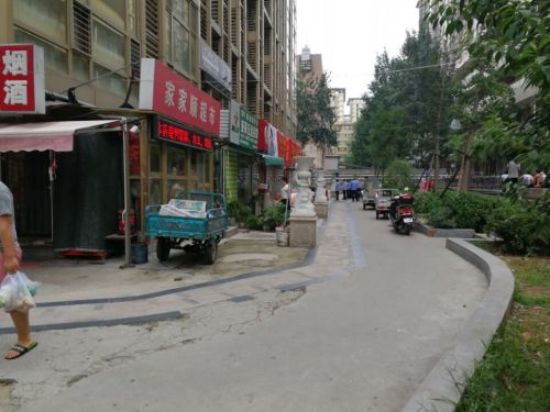 济南:城管开查诚基中心门头房 楼下小饭馆集体