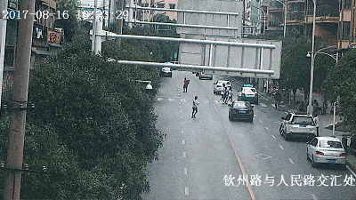 行人横穿马路