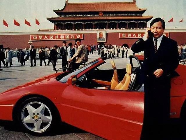中国第一辆法拉利，首富开了25年，2亿都不卖，却被强制报废