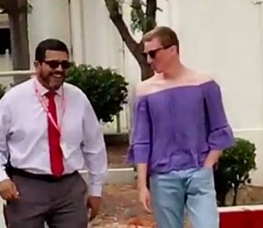 美国加州某高中禁止女生穿露肩装,然而男生们