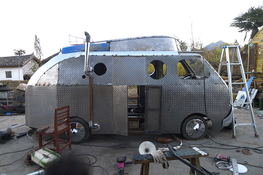 手艺做着做着陆续有人找上门来拜师也有公司找他做项目乔小刀因此