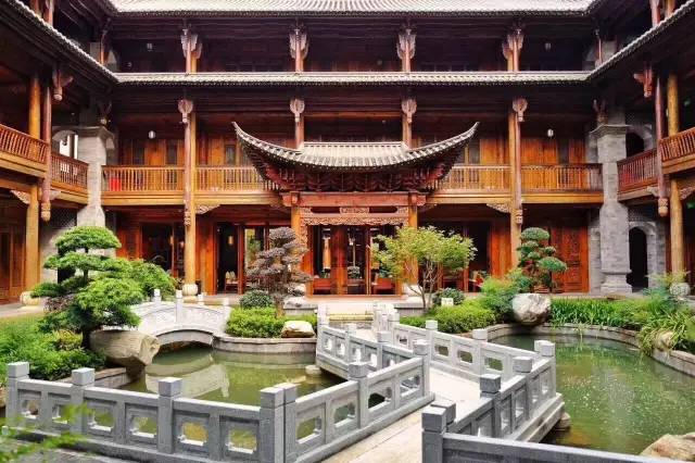 中国最大的剑川木雕群，竟然是一家庭院式酒店