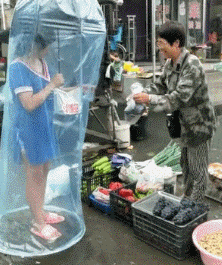 搞笑gif图:今年最流行爆款防雨衣,你值得拥有!
