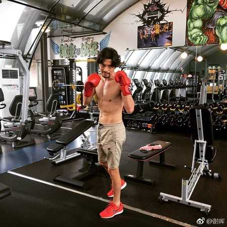 谢晖微博晒照大秀肌肉,称为明天的比赛做准备