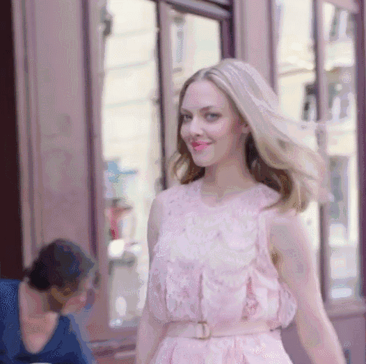 ▼amanda seyfried 涂了淡淡的豆沙粉,一袭粉裙和满眼笑意显得温柔又