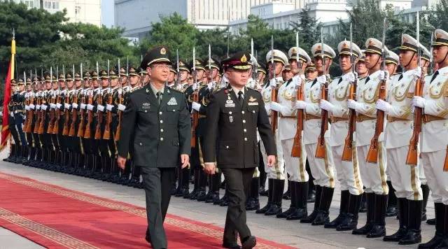 房峰辉与泰国武装部队最高司令素拉蓬会谈