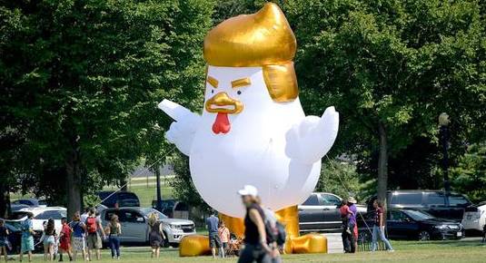 中国制造的川普鸡被放到白宫，美国民众彻底笑尿了！