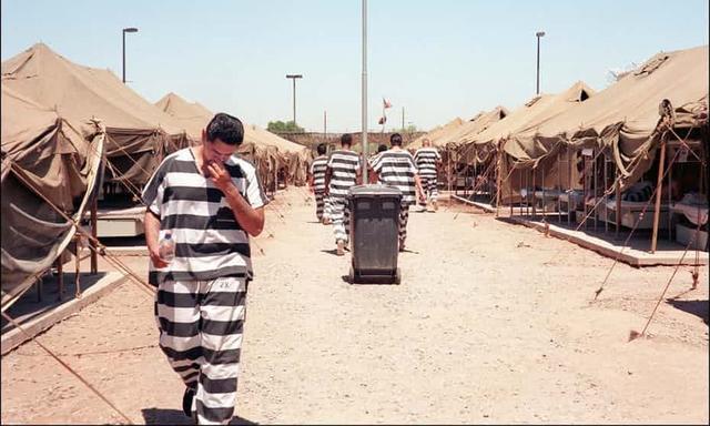 帐篷监狱夏季温度高达54度，囚犯被要求穿粉色内衣