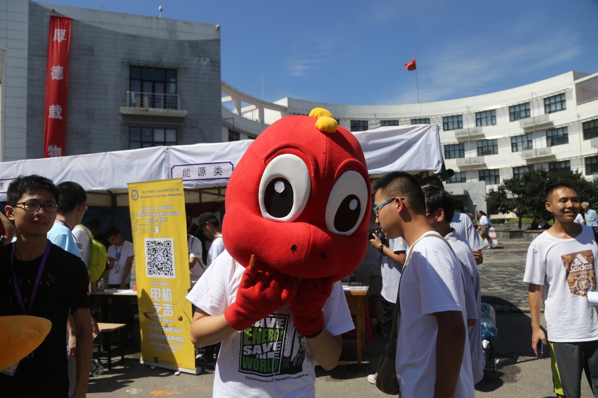 清华大学2017级新生报道现场火热 院系吉祥物齐助阵