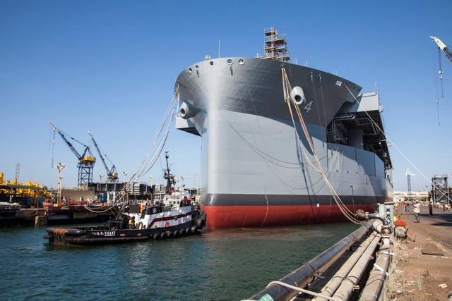 美国又一艘巨型战舰下水，排水量比国产航母还要大