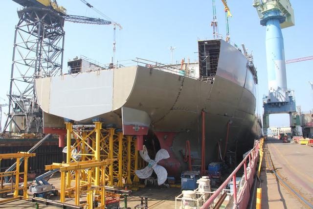 美国又一艘巨型战舰下水,排水量比国产航母还