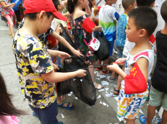 绵阳东材社区:捡白色垃圾 清除小广告