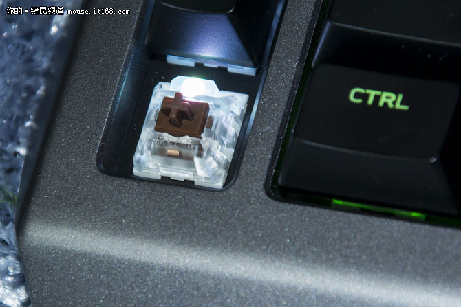 体验充满洪荒之力的外星人AW768键盘