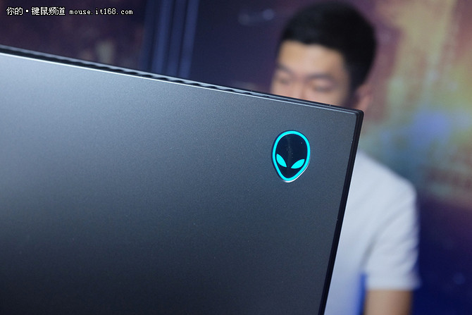 体验充满洪荒之力的外星人AW768键盘