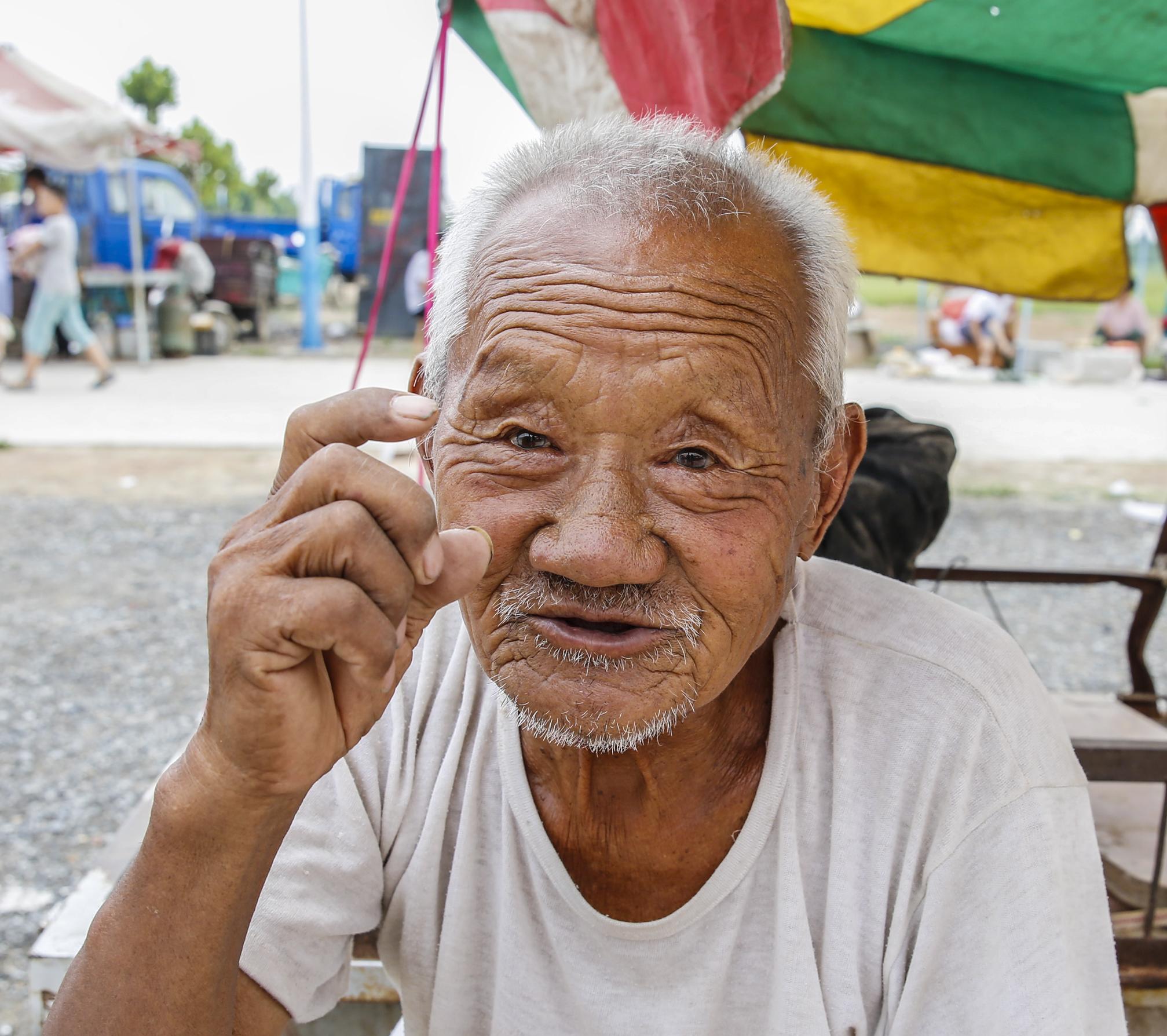 本人请求懂法律的人帮忙,事发在农村,我爷爷70多岁,另一个老人也70多