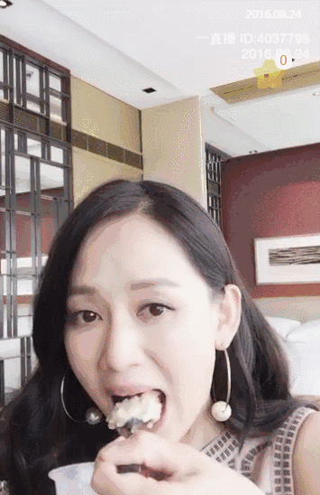 张杰则选择另外一种打开方式,直播做饭,看这架势,应该是在家经常做饭