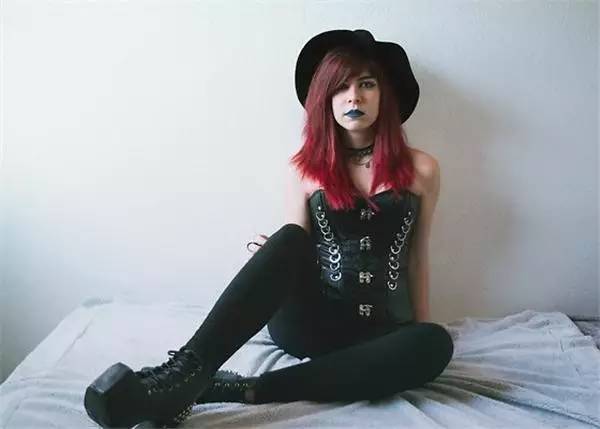 朋克女孩的街头时尚