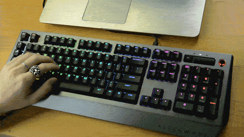 体验充满洪荒之力的外星人AW768键盘