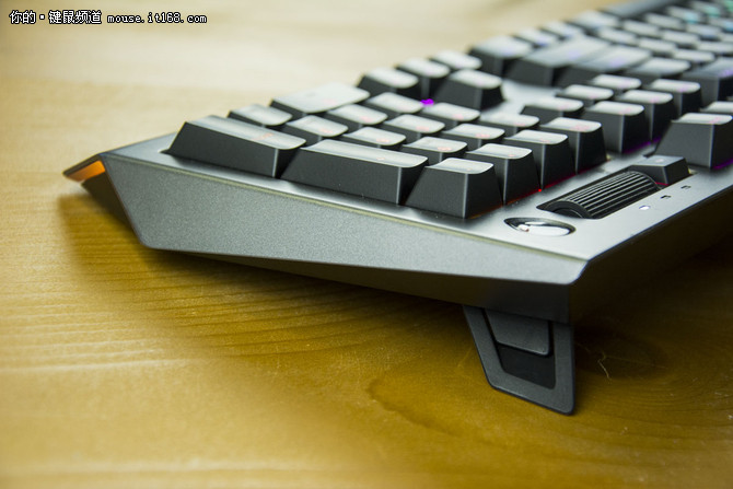 体验充满洪荒之力的外星人AW768键盘