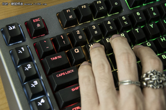 体验充满洪荒之力的外星人AW768键盘