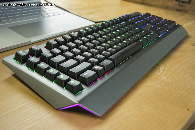 体验充满洪荒之力的外星人AW768键盘