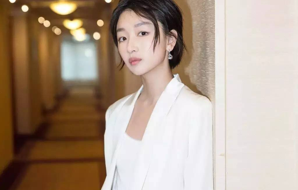 周冬雨| 平胸不平庸,除了衣品还有什么逆袭心机?_手机凤凰网