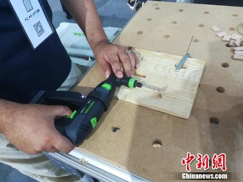 北京国际图书节上的木工活儿互动体验活动。上官云 摄