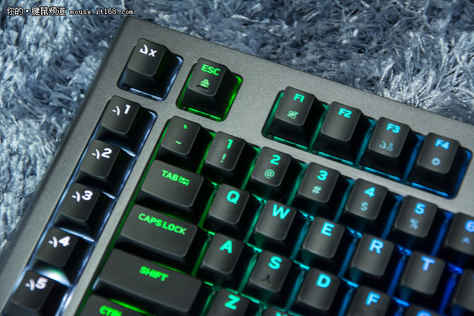 体验充满洪荒之力的外星人AW768键盘