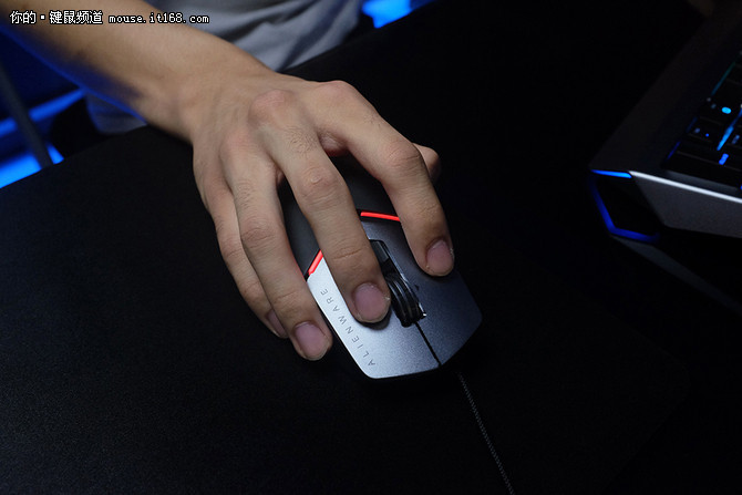 体验充满洪荒之力的外星人AW768键盘