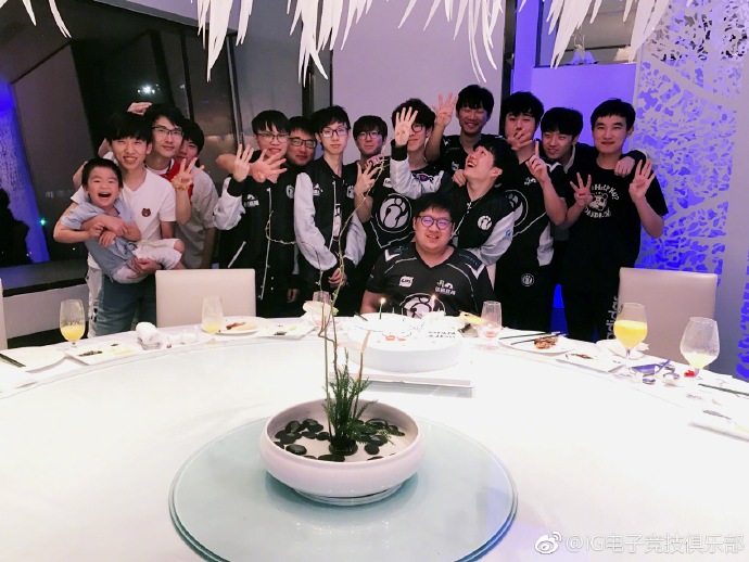 IG赛后给Kid过生日 官博晒幸福大合照