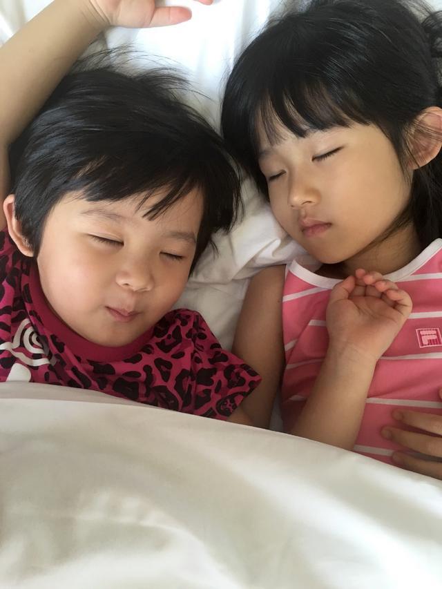 陆毅和女儿日常合影，大家竟然为了是姐姐还是妹妹这个问题吵翻了