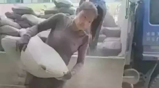 27岁女子每天扛几十吨水泥养家！背后故事原来这么辛酸