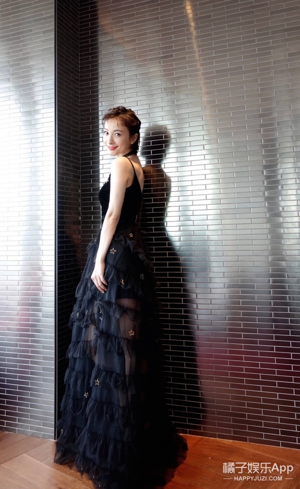 吴昕荣获年度最受欢迎女艺人，身穿黑纱礼服毫不费力赢很大！