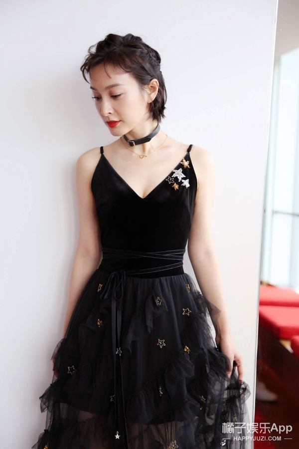 吴昕荣获年度最受欢迎女艺人，身穿黑纱礼服毫不费力赢很大！