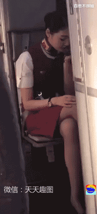 原来飞机上一些例行广播是空姐直播的啊,一直以为是放