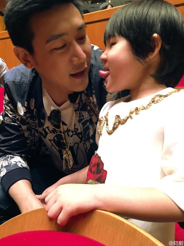 陆毅和女儿日常合影，大家竟然为了是姐姐还是妹妹这个问题吵翻了