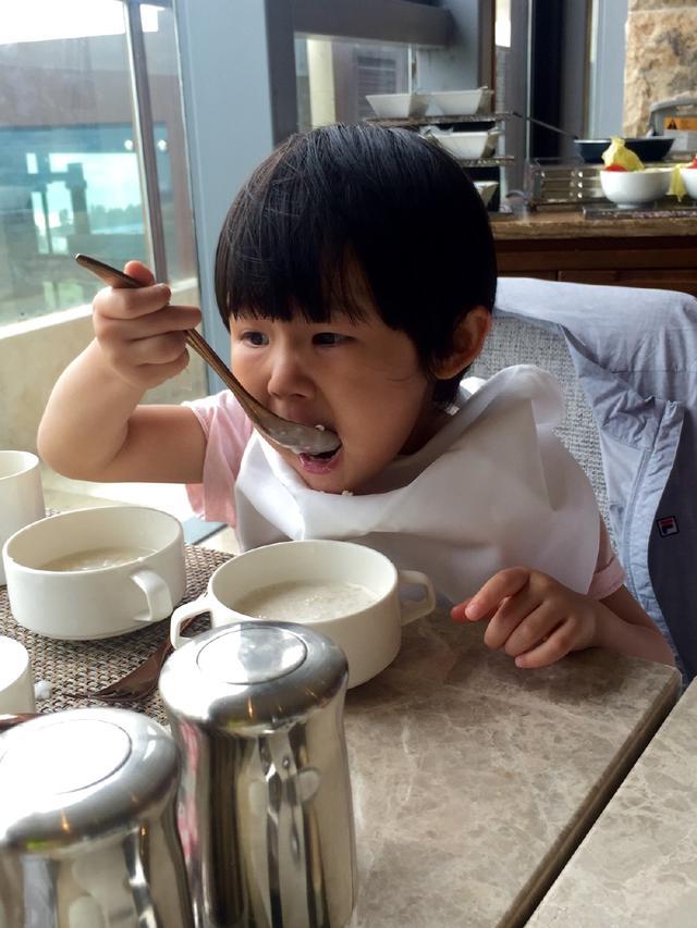 陆毅和女儿日常合影，大家竟然为了是姐姐还是妹妹这个问题吵翻了