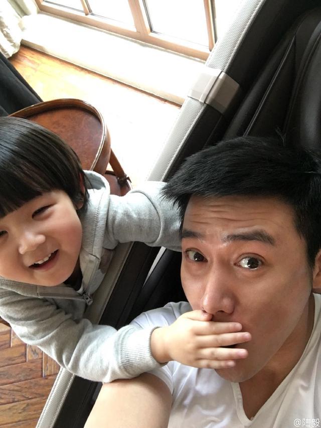 陆毅和女儿日常合影，大家竟然为了是姐姐还是妹妹这个问题吵翻了