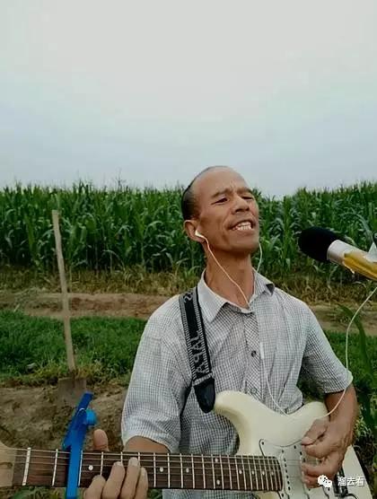 55岁的山东农民本亮大叔能弹一手好吉它,长的